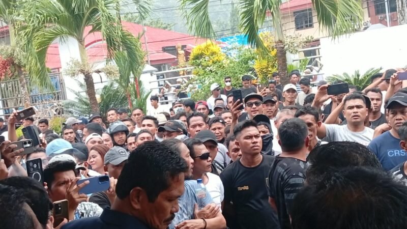 Ratusan Penambang Geruduk DPRD, Tolak PT TMS